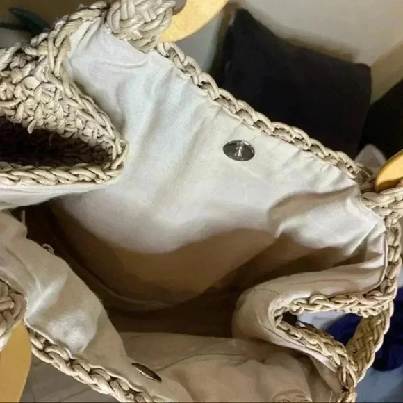 Rattan straw Handbag with wooden clasp animal appliques - Picture 9 of 9